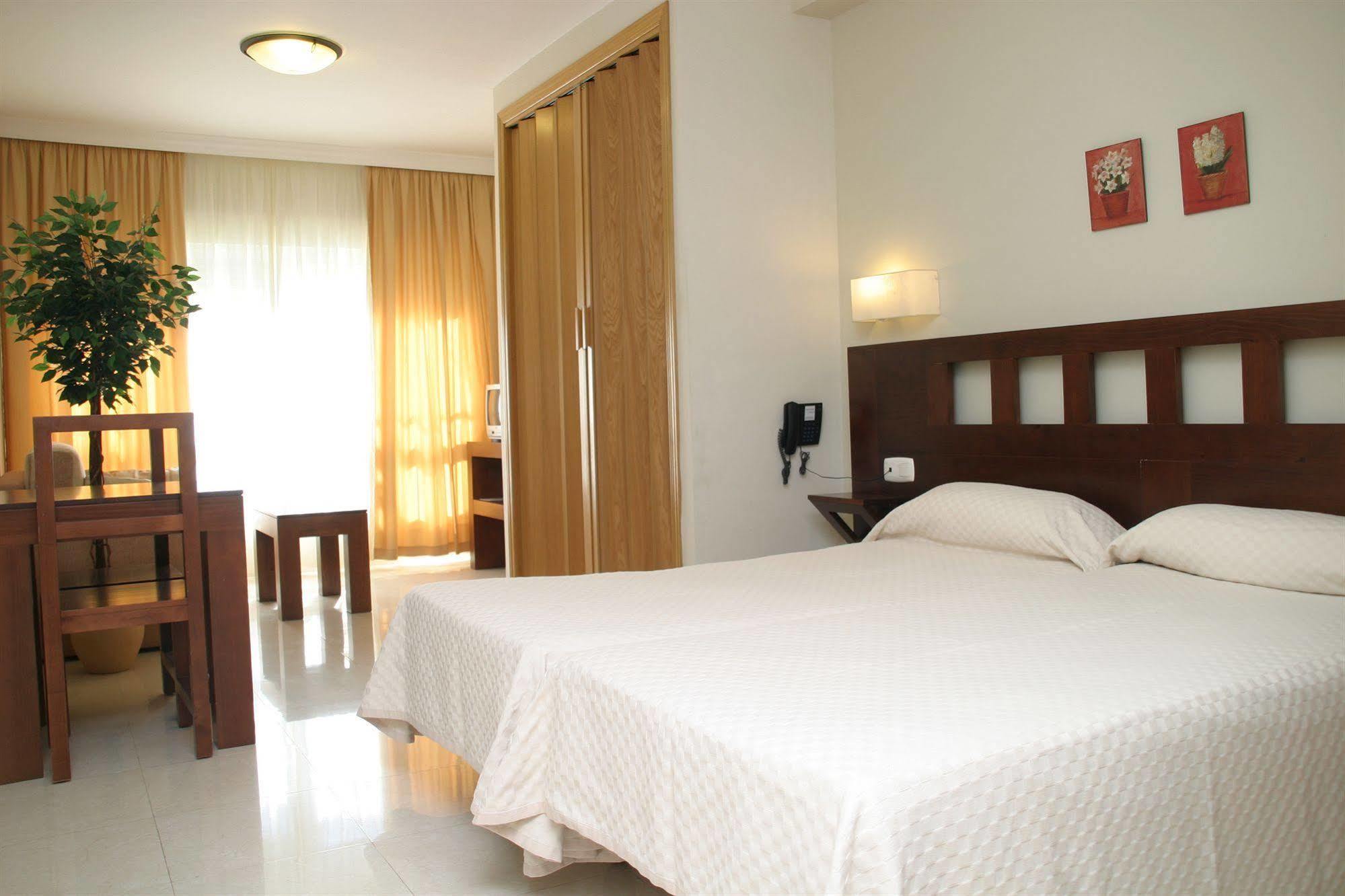 Apartamentos Turisticos Anoreta Rincón de la Victoria Exterior foto